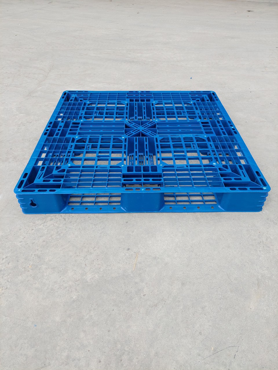 Pallet Nhựa ( 1100x1100x150) 4 Mặt Nâng Xanh Dương